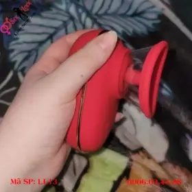 Phụ nữ cầm máy bú mút