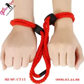 Cặp đôi sử dụng còng tay bằng dây thừng