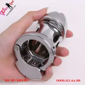 Lồng trinh tiết cầm trong tay